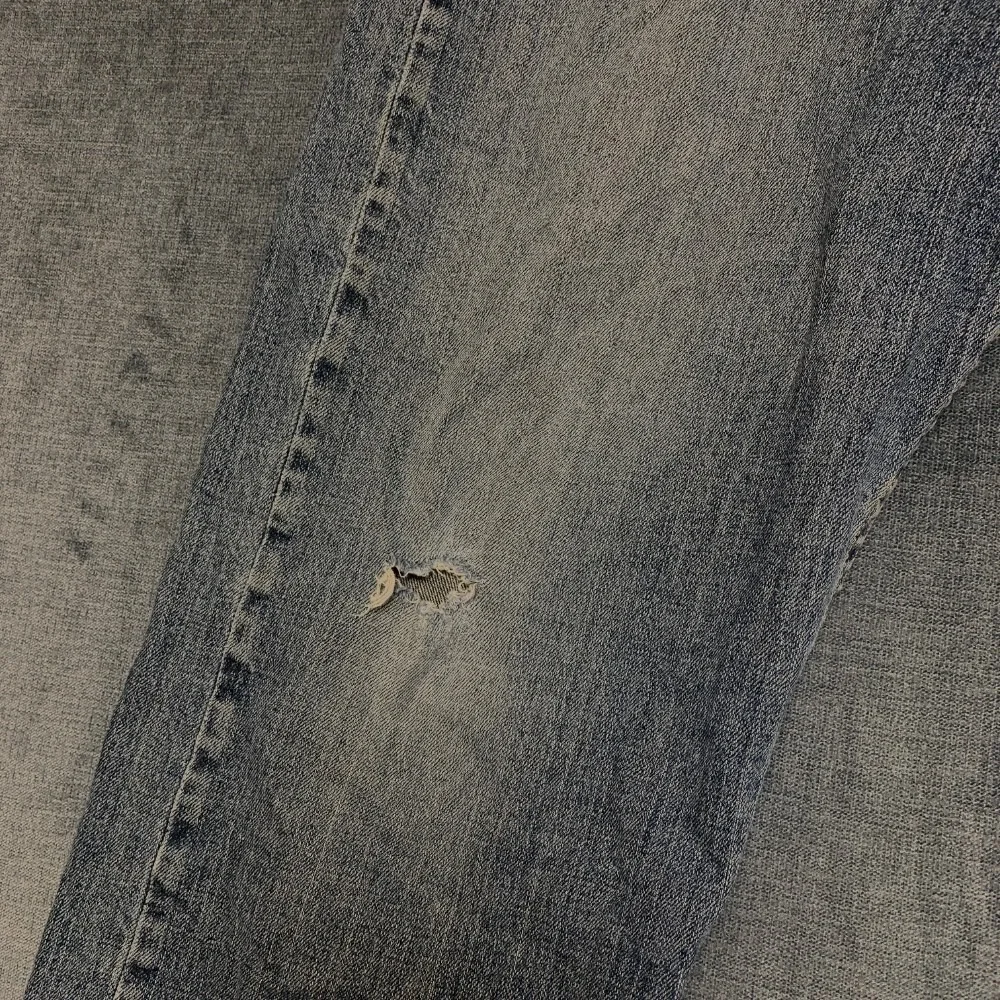 Wrangler Jeans Mens 34x29 Blue Denim Cotton Medium Wash Distressed Relaxed Fit